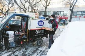  风雪中的坚守：快递员严寒中为市民送货