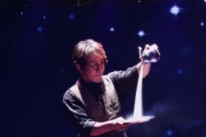  刘谦再次亮相央视春晚献上精彩魔术表演