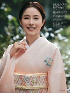 石原里美性感写真曝光，展现魅力风情