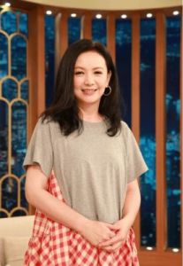 与梁朝伟分手6年，独自抚养儿子，如今他成了她的骄傲