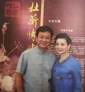 朱军现身画展气色佳，妻子谭梅优雅迎秋，网友称“走出阴影