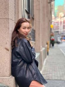 知名港星为女儿亲自化妆，网友赞其五官越来越精致