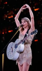 Taylor Swift 时代巡演落幕，她是造型女王名副其实