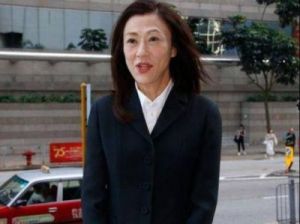 她嫁入豪门与父母决裂，27年婚姻生三子女，最终被丈夫抛弃