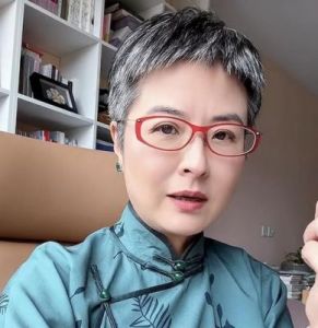 张泉灵与大18岁李铁婚后生活现状：因误诊癌症辞职的她怎么样了？